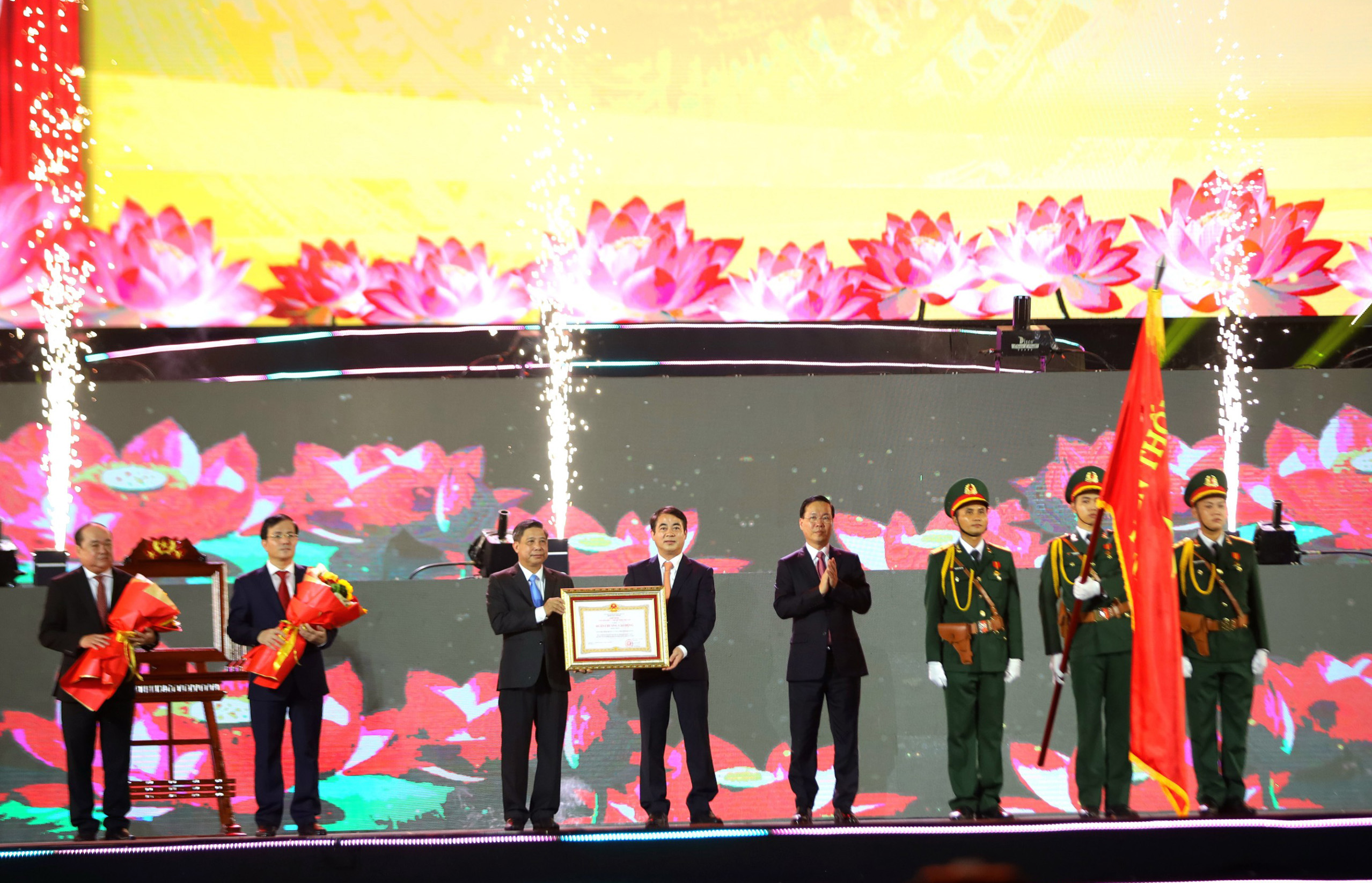 Chủ tịch nước Võ Văn Thưởng đã trao Huân chương Lao động hạng Nhất cho Ðảng bộ, Chính quyền và Nhân dân tỉnh Hậu Giang.